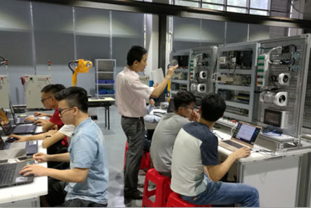 武汉工业机器人应用辅导课堂图片