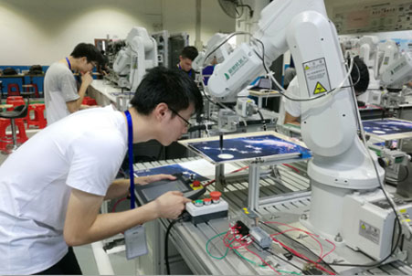 柳州工业机器人操作培训课堂图片
